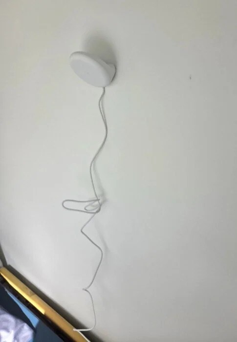 벽에 부착되어 케이블이 아래로 내려온 센서 실제 설치 사진
